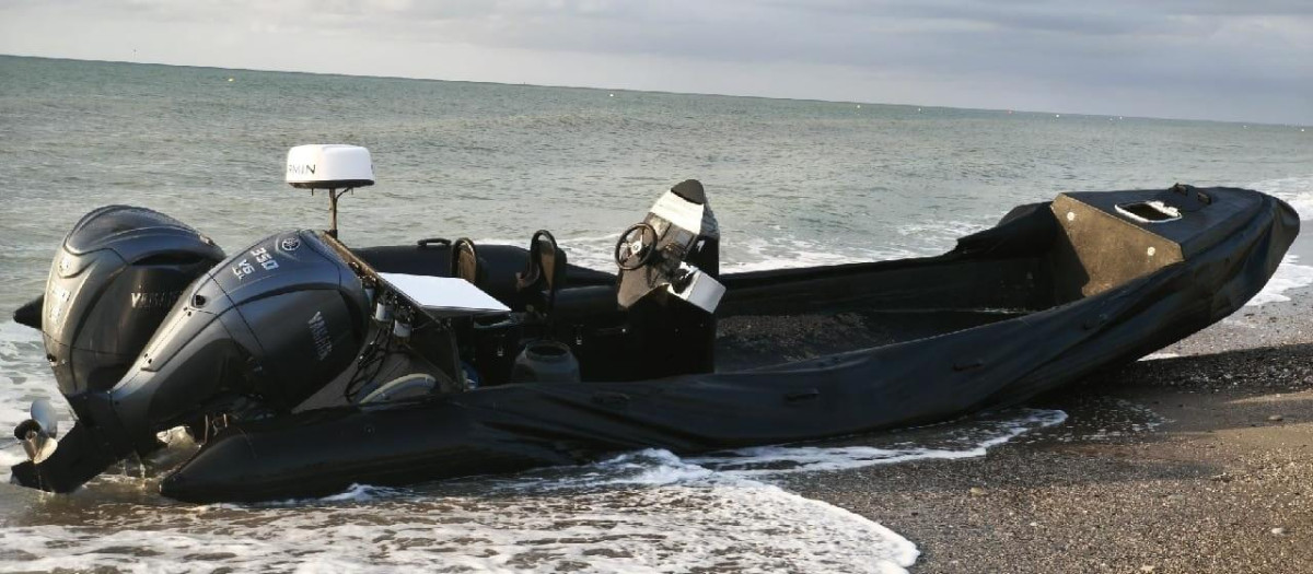 Narcolancha abandonada en una playa de Vera (Almería)

REMITIDA / HANDOUT por IGC
Fotografía remitida a medios de comunicación exclusivamente para ilustrar la noticia a la que hace referencia la imagen, y citando la procedencia de la imagen en la firma
30/7/2025