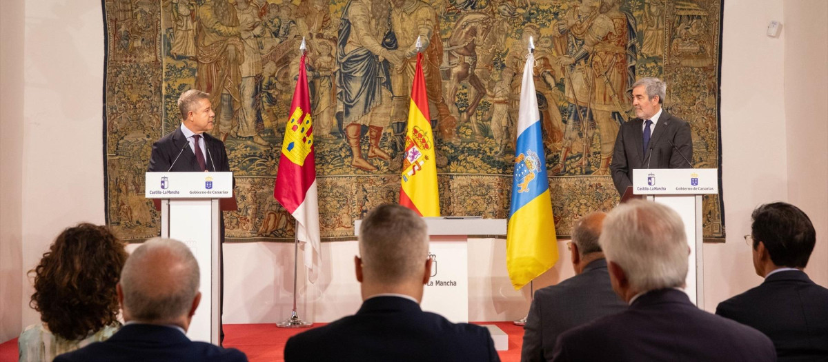 El presidente de Castilla-La Mancha, Emiliano García-Page, y el presidente de las Islas Canarias, Fernando Clavijo, en el Palacio de Fuensalida.

REMITIDA / HANDOUT por JCCM/DAVID ESTEBAN GONZALEZ
Fotografía remitida a medios de comunicación exclusivamente para ilustrar la noticia a la que hace referencia la imagen, y citando la procedencia de la imagen en la firma
30/7/2025