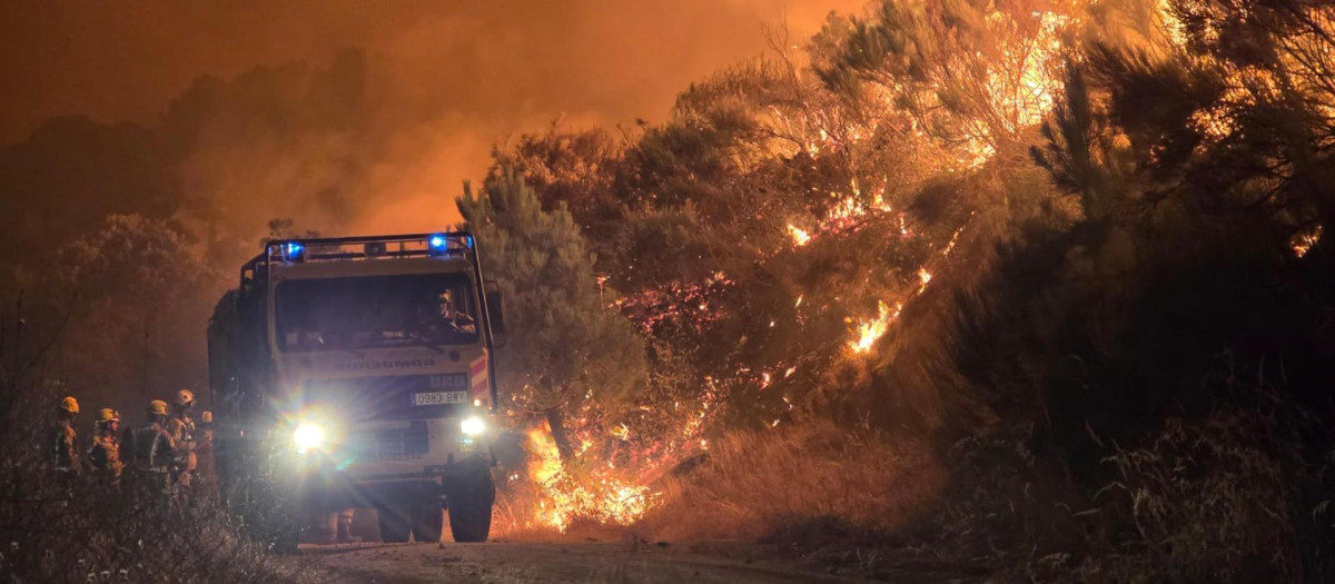 El avance de las llamas hacia la localidad abulense de El Arenal