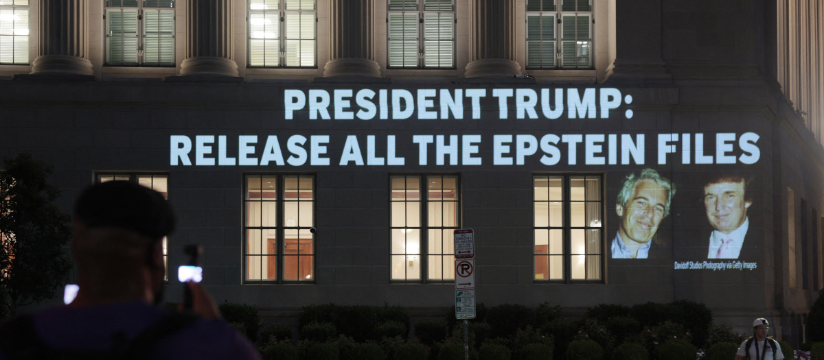 Una imagen del presidente Donald Trump y Jeffrey Epstein, junto con las palabras «Presidente Trump: publique todos los archivos de Epstein», proyectada sobre el edificio de la Cámara de Comercio de EE.UU. en Washington D.C