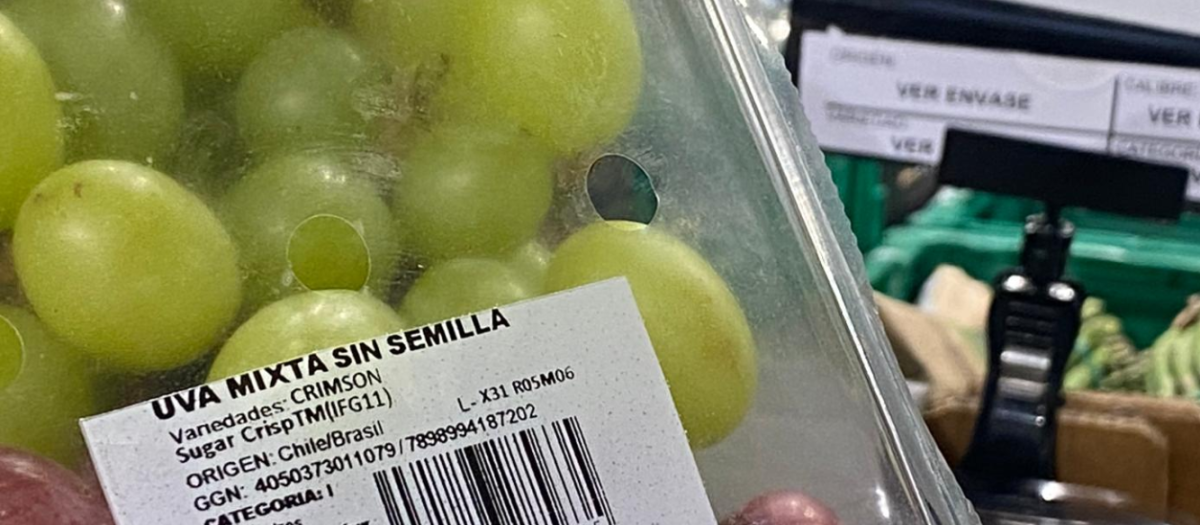 Etiquetado de uvas en el supermercado