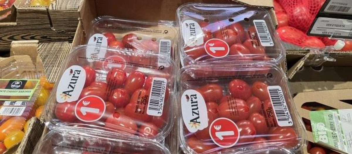 Tomates marroquíes anunciados bajo la bandera de Andalucía en el supermercado