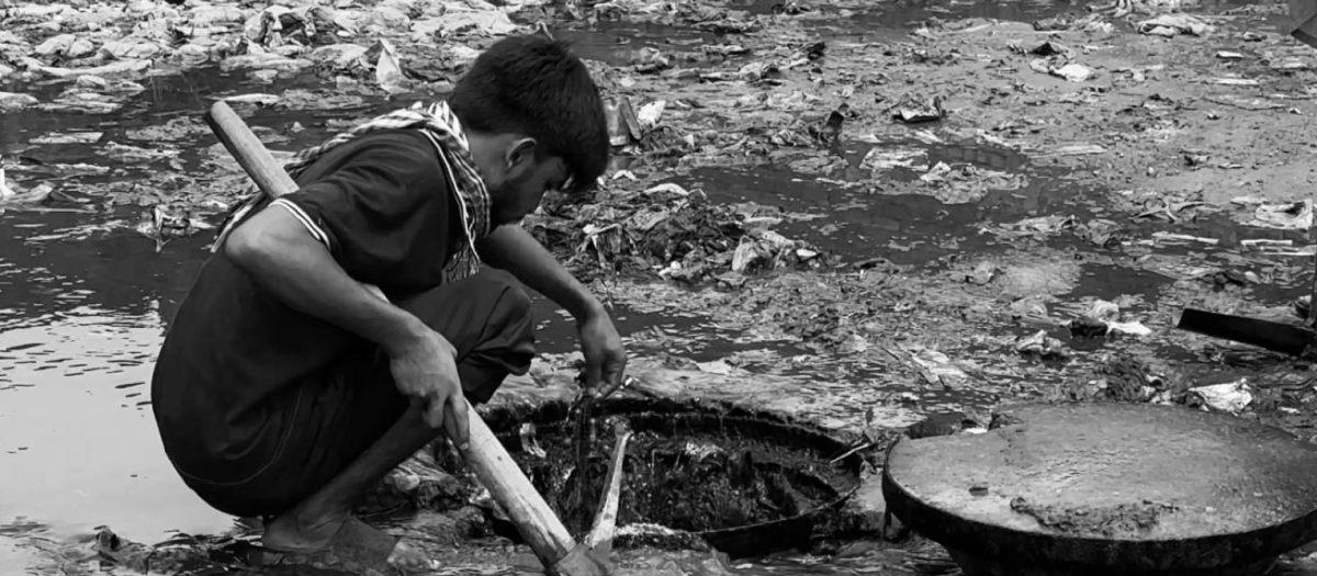 Un joven trabaja entre la inmundicia de las calles de Pakistán