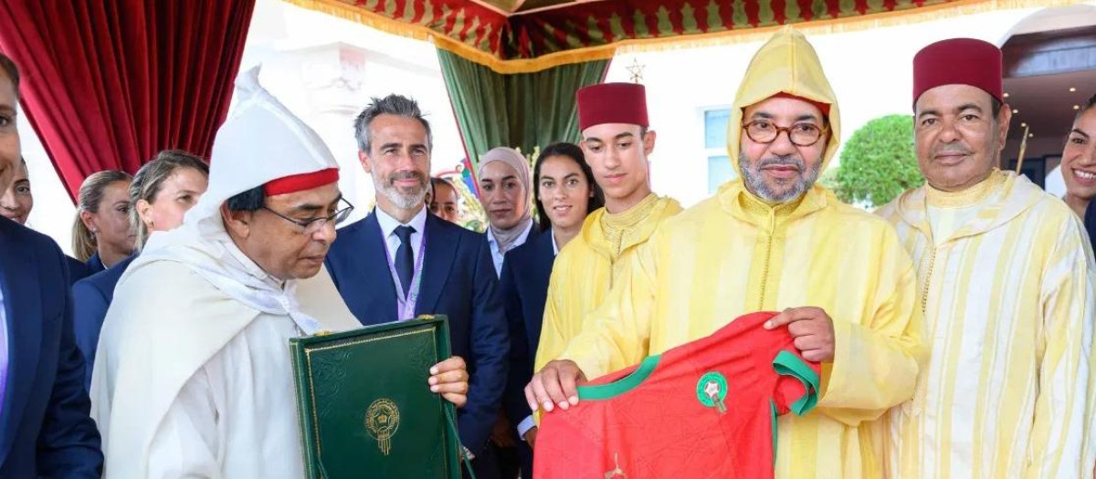 El Rey Mohammed VI recibió a los miembros de la selección nacional femenina de fútbol de Marruecos con motivo del 26º aniversario de la llegada del Rey al trono.


Sigue las últimas noticias de Marruecos Noticias del mundo
Únete en WhatsApp
Únete en Telegram
El Rey Mohammed VI recibió el miércoles en M'diq a la selección nacional femenina de fútbol de Marruecos, tras su segundo puesto en la Copa Africana de Naciones Femenina 2024 (WAFCON).

La ceremonia coincidió con el 26.º aniversario de la ascensión al trono del monarca. Los jugadores y el entrenador Jorge Vilda fueron recibidos formalmente por el Rey, quien elogió su dedicación, rendimiento y esfuerzo.

También asistieron Fouzi Lekjaa, presidente de la Real Federación Marroquí de Fútbol (FRMF), y el presidente de la FIFA, Gianni Infantino.

La recepción real forma parte de una estrategia más amplia para desarrollar el fútbol femenino en el reino. Según BBC Sport: «Desde 2009, cuando se inauguró la nueva academia de fútbol de Marruecos, el país, liderado por el rey Mohammed VI, apasionado por el fútbol, ha puesto un gran énfasis en el fútbol femenino». El medio añadió: «La inversión ha empezado a dar frutos… los resultados son evidentes».

La transformación ha sido significativa. En 2020, la liga femenina se profesionalizó y la FRMF comenzó a cubrir el 70 % de los gastos del club. La selección femenina de Marruecos se clasificó para el Mundial de 2023 —la primera selección norteafricana en lograrlo— y alcanzó los octavos de final.

Publicaciones relacionadas
El presidente de la FIFA elogia la infraestructura futbolística de clase mundial de Marruecos
El presidente de la FIFA elogia la infraestructura futbolística de clase mundial de Marruecos
30 de julio de 2025
La esposa del presidente de la FIFA hace una declaración en Chefchaouen con un mapa de Marruecos
La esposa del presidente de la FIFA hace una declaración en Chefchaouen con un mapa de Marruecos
30 de julio de 2025
Akhannouch reafirma el compromiso del Gobierno con la visión de desarrollo del Rey
Akhannouch reafirma el compromiso del Gobierno con la visión de desarrollo del Rey
30 de julio de 2025
El Rey Mohammed VI presidió esta tarde una recepción oficial en M'diq para conmemorar el 26º aniversario de su ascenso al trono.
El rey Mohammed VI preside la recepción del 26º Día del Trono en M'diq
30 de julio de 2025
 
En declaraciones a BBC Sport, la centrocampista Yasmin Mrabet declaró: «No se puede pedir más. Aquí me siento como una auténtica futbolista».

El exentrenador Reynald Pedros añadió: «Creo que si no tuviéramos el apoyo de la federación, no tendríamos éxito. En Europa, la inversión empezó hace mucho tiempo, pero Marruecos es uno de los pocos países africanos que invierte tanto en el fútbol femenino. En el momento en que crees en lo que haces, le das esta antorcha a otros».

El corresponsal de la BBC, Ian Williams, describió el Complejo de Entrenamiento Rey Mohammed VI, cerca de Rabat, como “impresionante e impecable”, con cinco campos de césped, salas de fútbol sala, salas de recuperación, gimnasios y bloques residenciales separados para hombres y mujeres.

“El objetivo”, concluyó el informe de la BBC, “es claro: Marruecos era una tierra de fútbol masculino y tenía que serlo también para las mujeres”.

La capitana del equipo, Ghizlane Chebbak, declaró a Deutsche Welle: «La Asociación Marroquí de Fútbol está haciendo un gran esfuerzo para crear las condiciones necesarias... Las cosas han cambiado desde la WAFCON. En ese torneo, logramos cambiar la percepción de la sociedad sobre el fútbol femenino».

Khadija Illa, directora de la liga femenina, se hizo eco de esta afirmación en declaraciones a AFP a través de France24: «La federación invirtió en el fútbol femenino. Desde entonces, la mentalidad ha cambiado y el interés y la evolución son palpables».

“Cuando los chicos corren hacia las jugadoras para pedirles autógrafos… me di cuenta de que el fútbol femenino ha ganado… popularidad y ya no está marginado”, declaró Leila El Yousfi a L'Orient Today.

El respaldo público del Rey se considera vital para transformar las actitudes e inspirar a la próxima generación de atletas femeninas en una sociedad donde el deporte sigue estando dominado por los hombres. Esto  se suma a los honores similares otorgados a la selección nacional masculina tras sus hazañas en la Copa Mundial de 2022, lo que indica un impulso más amplio hacia la paridad de género en el fútbol marroquí.

Etiquetas: c y fFIFAFRMFInfantinoRey Mohammed VILekjaamotsepeNigeriaDía del TronoWAFCON
Piar
Compartir
Compartir
Enviar
Compartir
Escanear

ANUNCIO
Comentarios 1
Impermeable  hace 6 horas
Esto es lo que deberían haber hecho en lugar de culpar al árbitro, a la CAF y a la FIFA por su derrota. Si están desarrollando su fútbol, deben desarrollarse a sí mismos para saber que en el fútbol se gana o se pierde.

Responder
Deja una respuesta
Su dirección de correo electrónico no será publicada. Los campos obligatorios están marcados con *.

Comentario *

Nombre *

Correo electrónico *
Sitio web
Guarda mi nombre, correo electrónico y web en este navegador para la próxima vez que comente.

Acuerdo de política de privacidad *
Acepto los Términos y Condiciones y la Política de Privacidad .