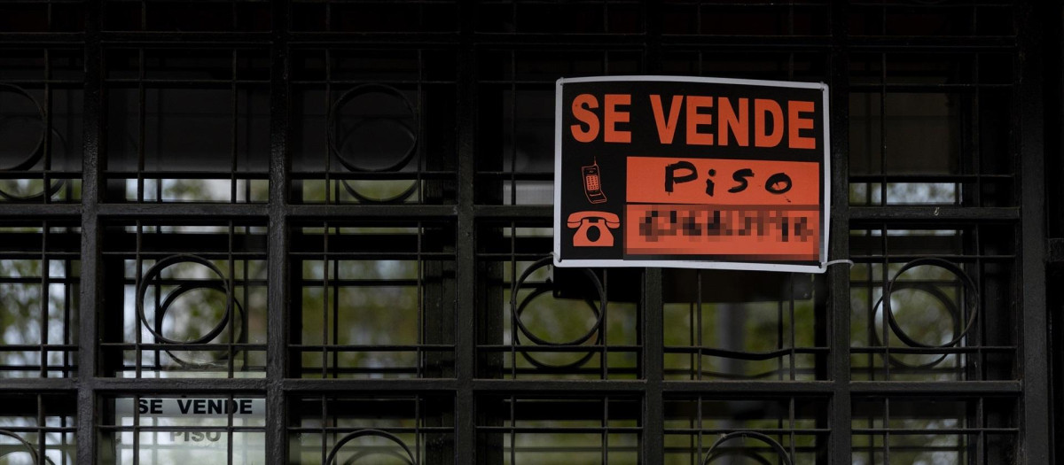 Vista de un cartel de 'Se vende' en un portal de un edificio en Madrid.