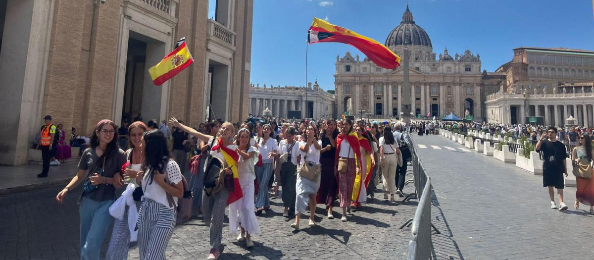 CIUDAD DEL VATICANO, 30/07/2025.- Cientos de miles de jóvenes católicos han invadido Roma estos días con motivo del Jubileo de la Juventud, uno de los momentos más esperados del Año Santo 2025, llenando la capital de entusiasmo, cantos, banderas y la fe compartida por peregrinos de hasta 146 países con un ambiente que parece un "Mundial" de fútbol. EFE/ Claudia Sacristán