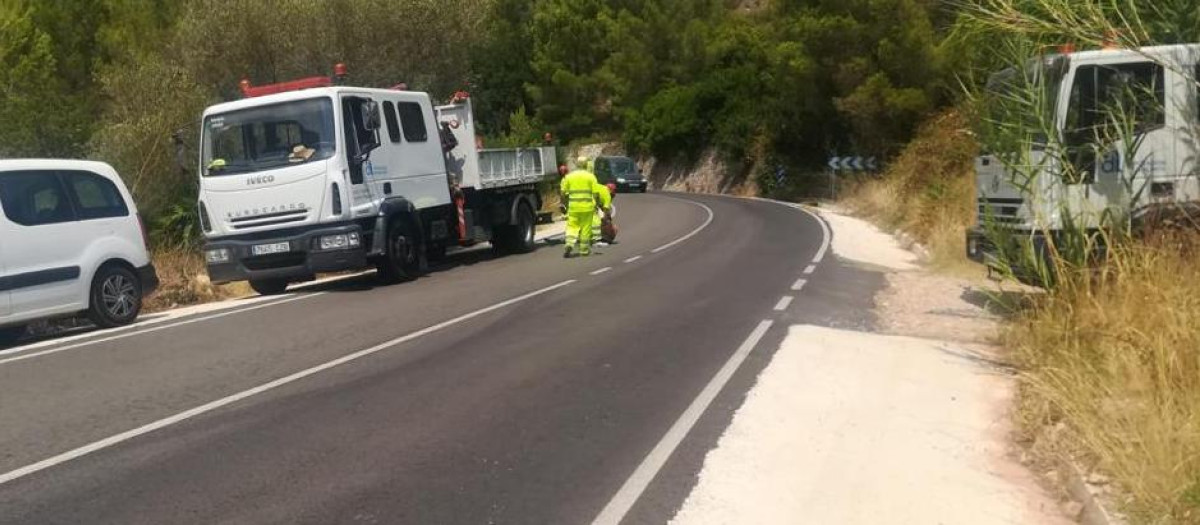 Imagen de archivo de trabajos de mejora de carreteras y caminos por parte de la Diputación de Alicante