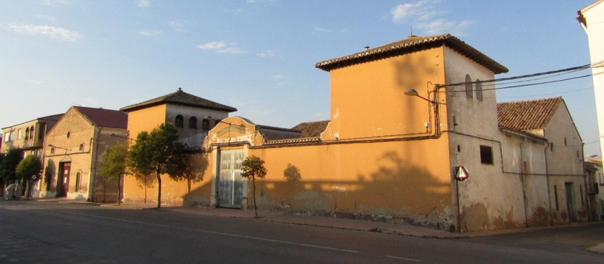 Fachada de la Bodega Mompó, en Utiel, Valencia