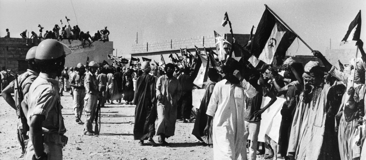 Soldados españoles vigilando una manifestación del Frente Polisario contra el Partido de Unión Nacional Saharaui (25 de agosto de 1975)