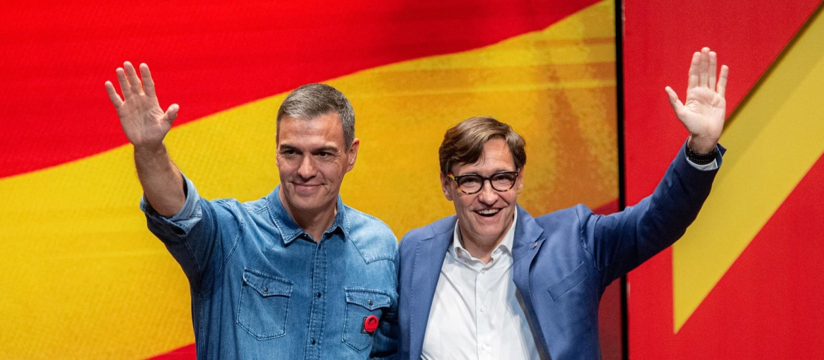 Imagen de archivo del presidente del Gobierno, Pedro Sánchez, junto al presidente catalán, Salvador Illa