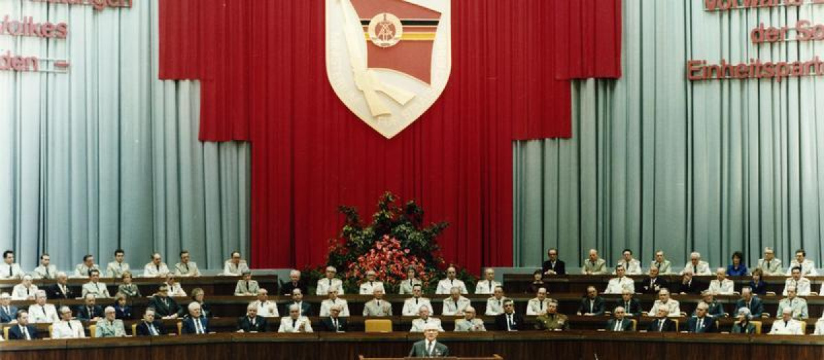 Erich Honecker, secretario general del Comité Central del SED y presidente del Consejo de Estado de la RDA, se dirige a los funcionarios de la Stasi