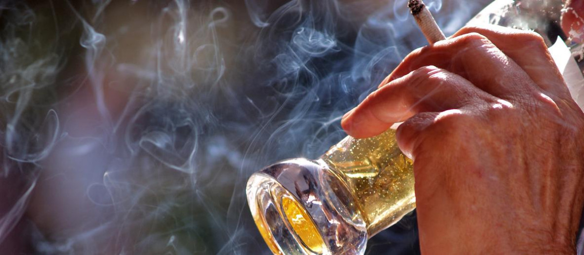 Una persona fuma en una terraza