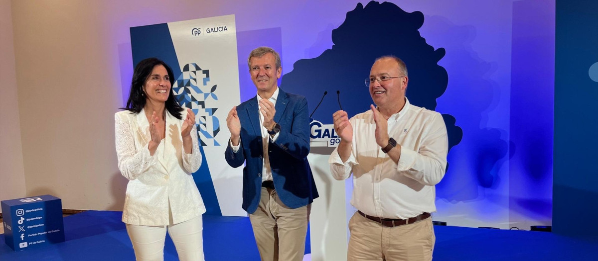 La secretaria general del PPdeG, Paula Prado; el presidente de la Xunta, Alfonso Rueda; y el secretario general del PP, Miguel Tellado
