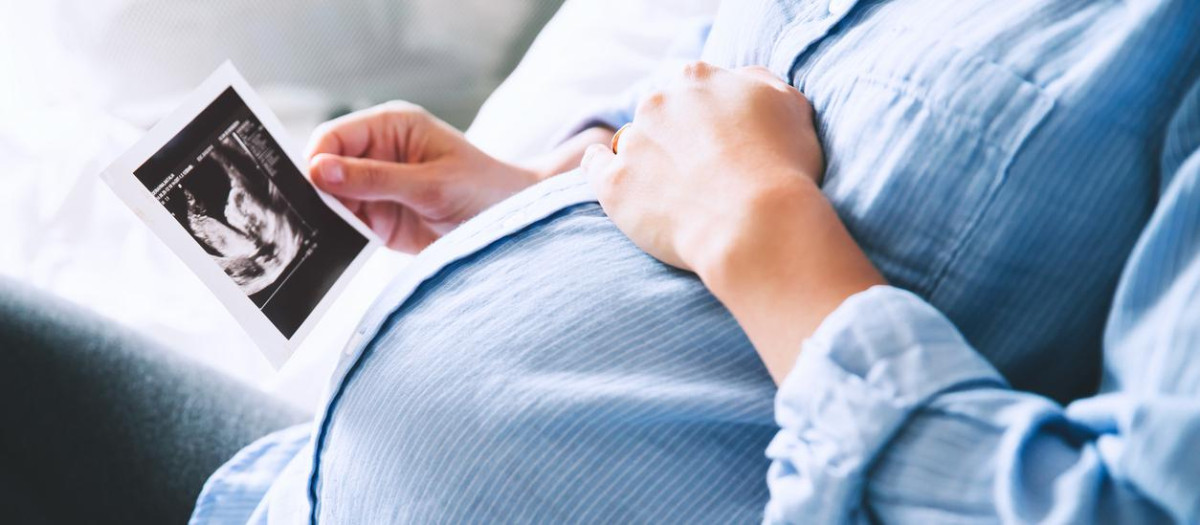 Un mujer embarazada