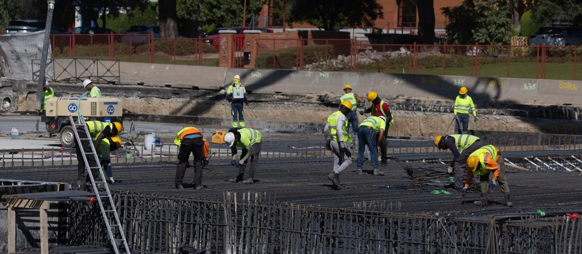 Trabajadores durante la realización de las obras de la A-5