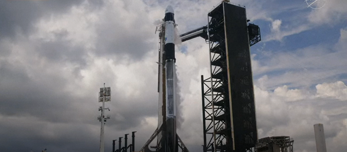 La nave espacial SpaceX Dragon, a bordo de un cohete Falcon 9, que transporta la misión Crew 11 de la NASA, se encuentra acoplada al Complejo de Lanzamiento 39A como parte de los preparativos para su segundo intento de lanzamiento en el Centro Espacial Kennedy en Florida