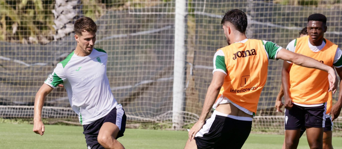 Pedro Ortiz pugna por un balón