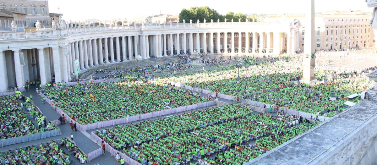 Los miles de jóvenes españoles que tiñeron de verde la Plaza de San Pedro