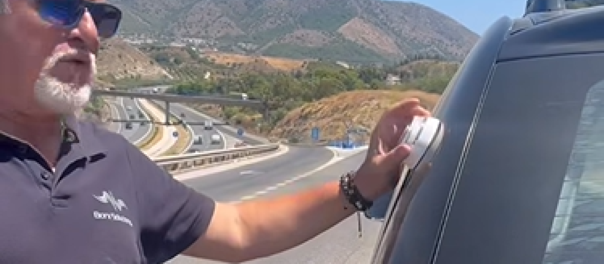 El conductor muestra como la luz no se ve absolutamente nada