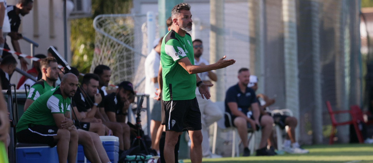 Iván Ania da instrucciones durante un encuentro