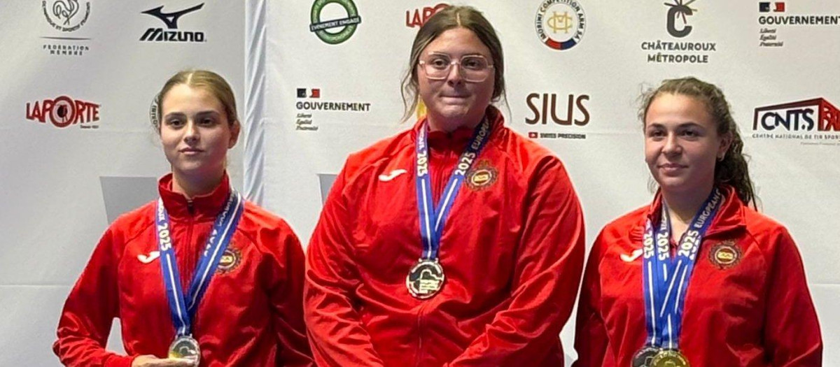 Noelia Pontes (primera por la derecha), con sus medallas de oro y plata