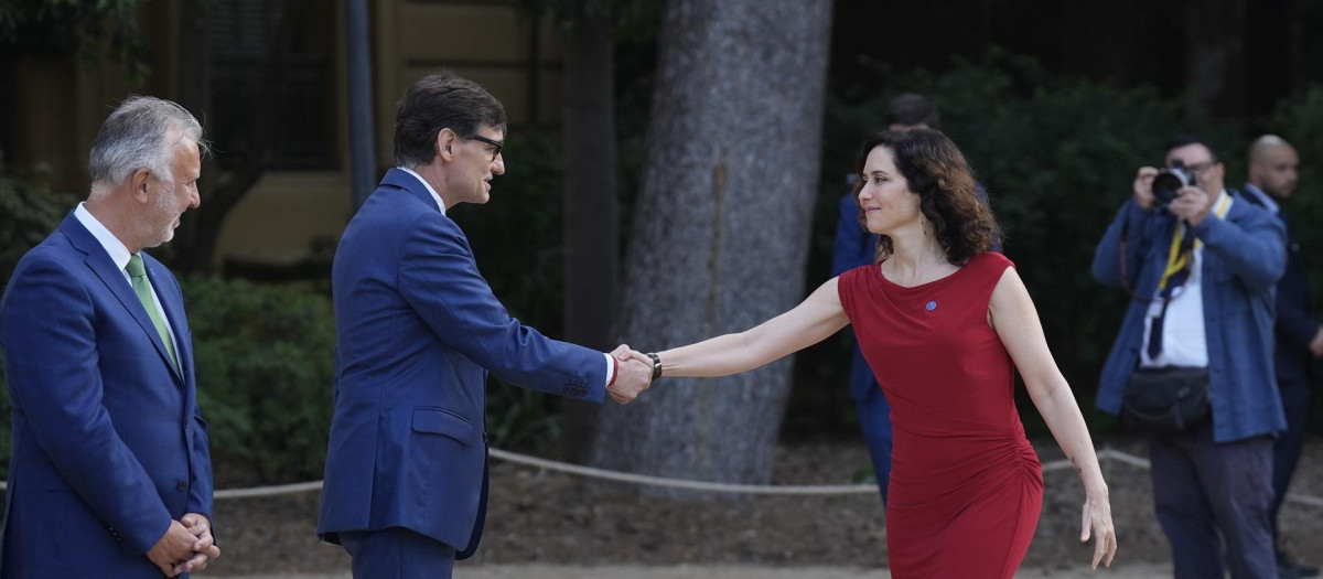 La presidenta de la Comunidad de Madrid, Isabel Díaz Ayuso, saluda a al presidente de la Generalitat, Salvador Illa.