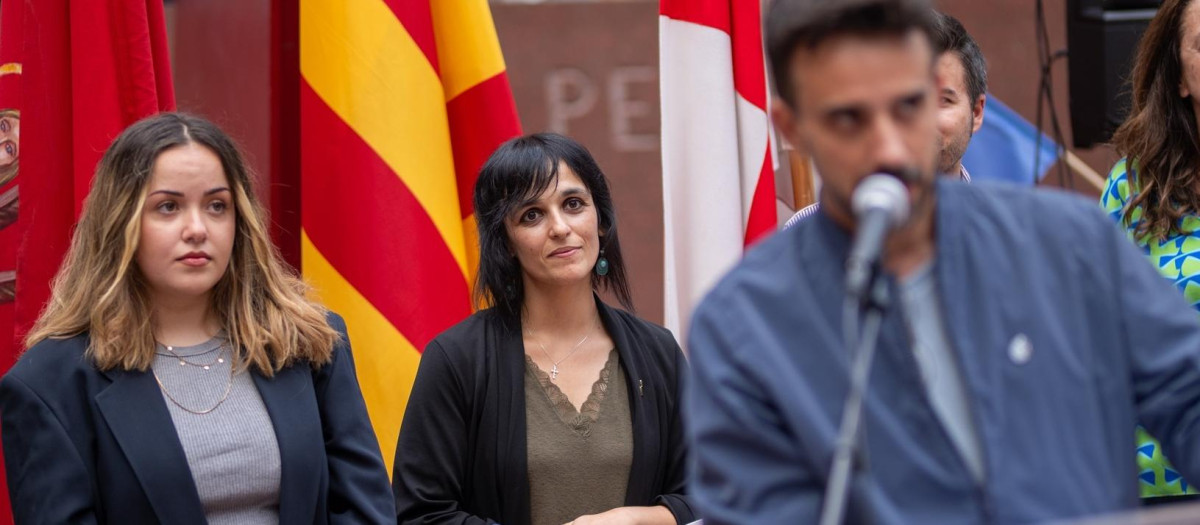 Sílvia Orriols y otros miembros de AC, en la ofrenda floral del Fossar de les Moreres de 2024