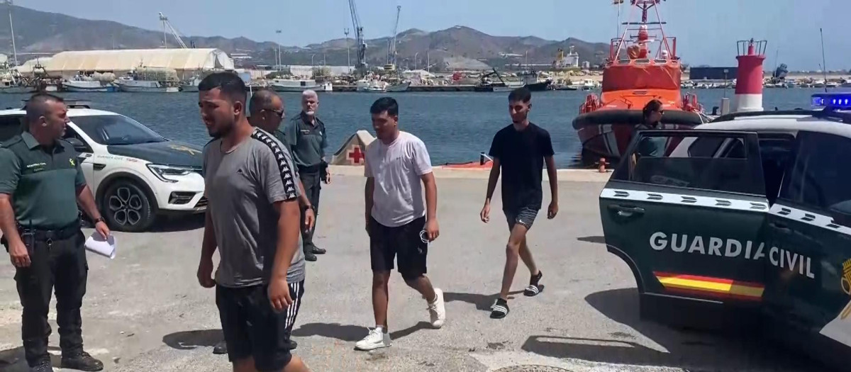 Una lancha rápida deja a diez inmigrantes en una playa de Motril