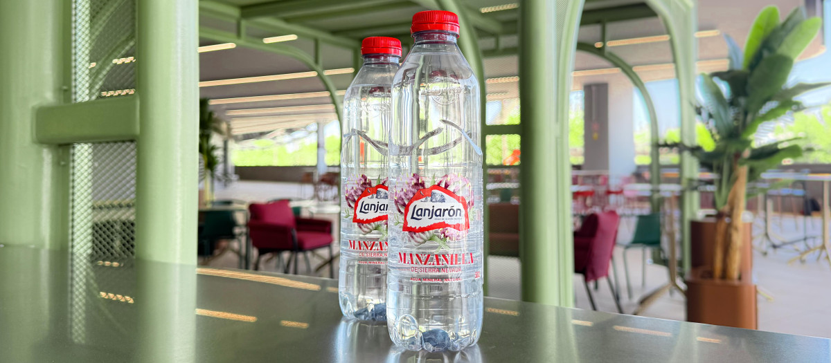 Imagen de las botellas de Lanjarón que se venderán en el Roig Arena