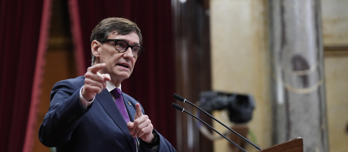 El presidente de la Generalitat, Salvador Illa, durante una sesión plenaria, en el Parlamentp de Cataluña, a 22 de julio de 2025, en Barcelona, Cataluña (España).