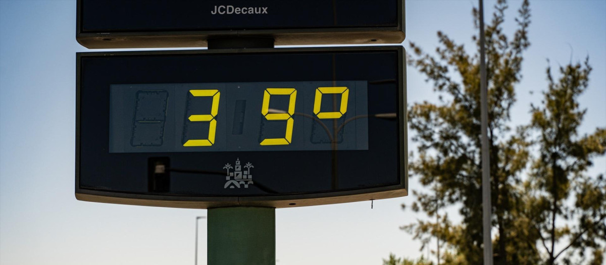 (Foto de ARCHIVO)
Un termómetro marca temperaturas cerca de 40º en la capital cordobesa, a 19 de agosto de 2024 en Córdoba (Andalucía, España). 
La Agencia Estatal de Meteorología (Aemet) ha activado la alerta amarilla por calor para este lunes en las provincias andaluzas de Córdoba, Huelva, Jaén y Sevilla, por temperaturas máximas que podrán alcanzar los 40 grados. El pasado domingo, un total de 34 estaciones igualaron o superaron los 40ºC en Andalucía, según la información publicada por la página web de la Aemet, consultada por Europa Press.

Guillermo Morales
19/8/2024
