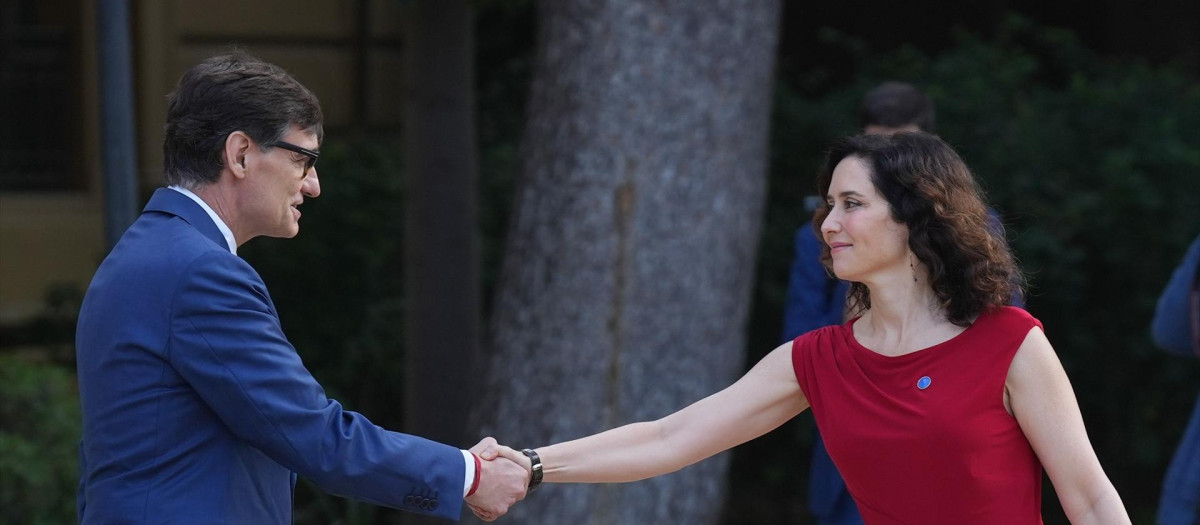 El presidente de la Generalitat de Cataluña, Salvador Illa, saluda a la presidenta de la Comunidad de Madrid, Isabel Díaz Ayuso