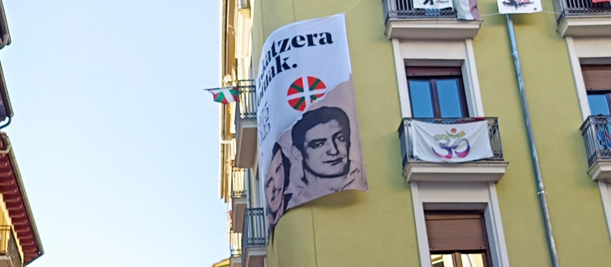 Pancarta con el lema 'Euskal Herria Askatu' y homenaje a los etarras Txiki y Otaegi arriba, en los Sanfermines de Pamplona