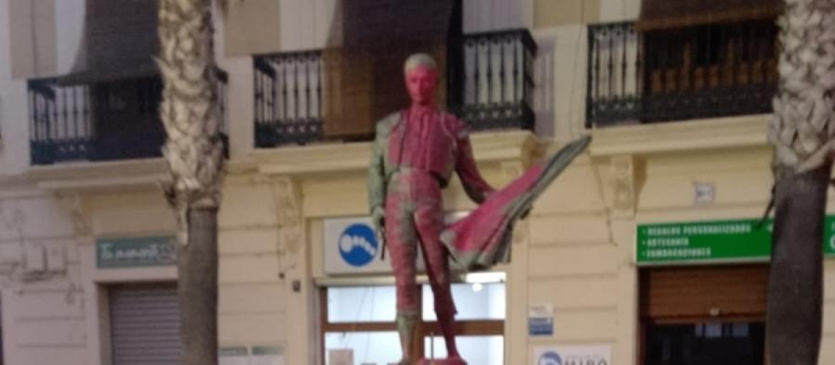 Imagen de la estatua de Enrique Ponce vandalizada en Chiva, Valencia