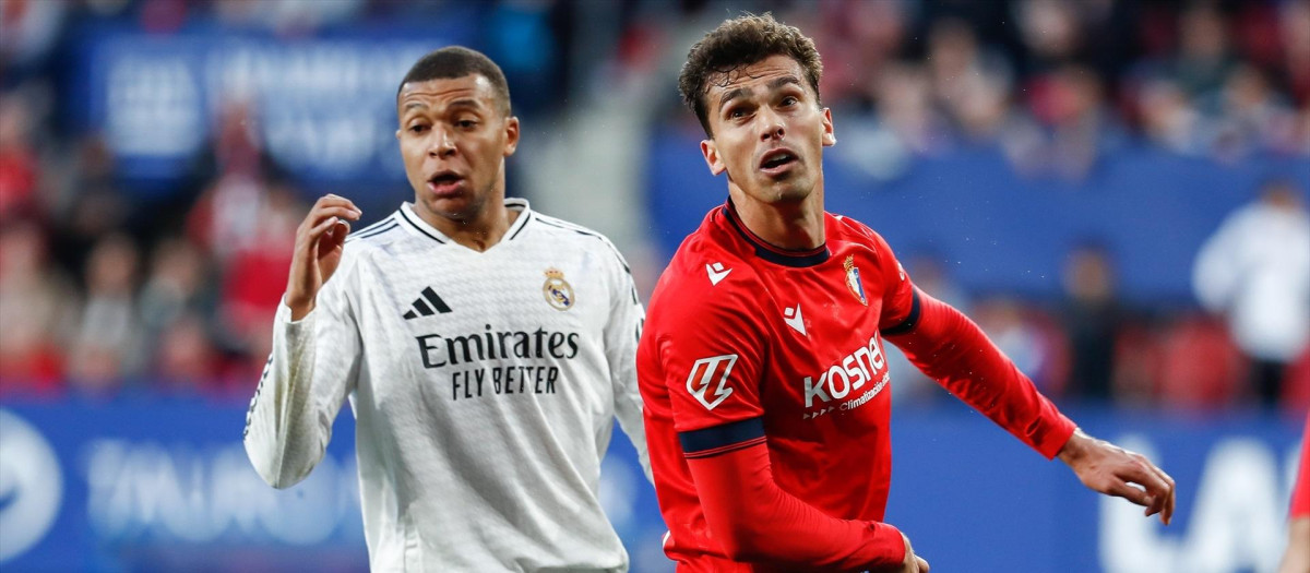 Kylian Mbappé pelea un balón con Lucas Torró en el Osasuna vs Real Madrid en El Sadar