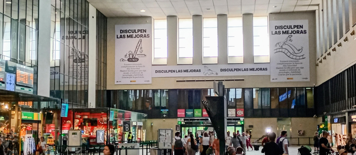 Una enorme lona con la que el Gobierno hace campaña en la terminal sevillana