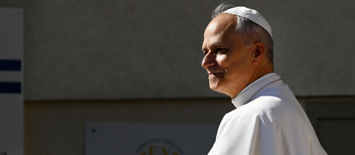 El Papa León XIV asiste a la audiencia general semanal en la Plaza de San Pedro del Vaticano el 30 de julio de 2025 ante miles de jóvenes peregrinos en Roma con motivo del Jubileo de la Juventud