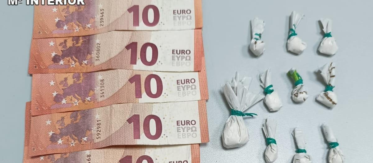 Papelinas de cocaína y dinero hallado en un trabajador de un centro de desintoxicación en Alcalá del Valle

REMITIDA / HANDOUT por GUARDIA CIIVL DE CÁDIZ
Fotografía remitida a medios de comunicación exclusivamente para ilustrar la noticia a la que hace referencia la imagen, y citando la procedencia de la imagen en la firma
06/8/2025