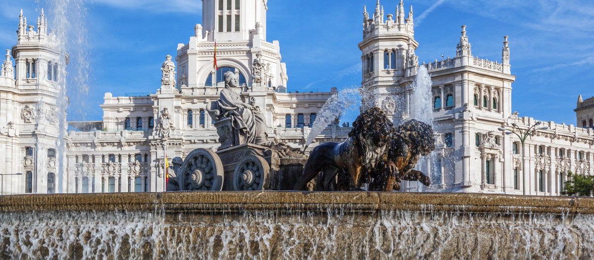 palacio de cibeles y fuente en la plaza de cibeles en madrid españa