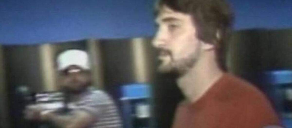 Gary Plauché, momentos antes de matar al acusado de abusar de su hijo Jeff Doucet. Captura de vídeo / The Sun