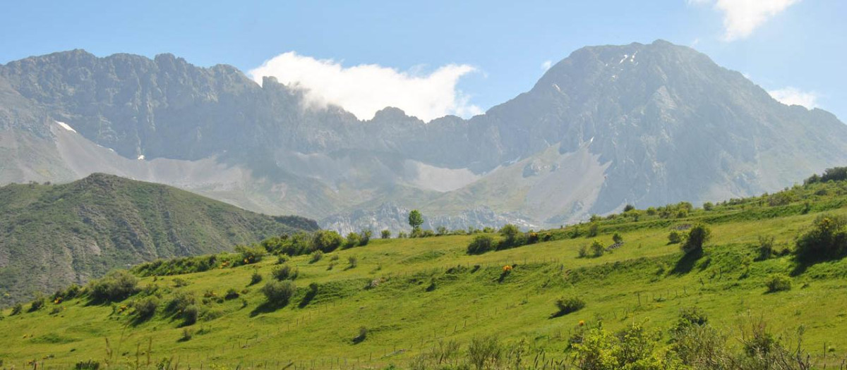 Vista de Peña Ubiña desde la ermita de San Bartolomé
