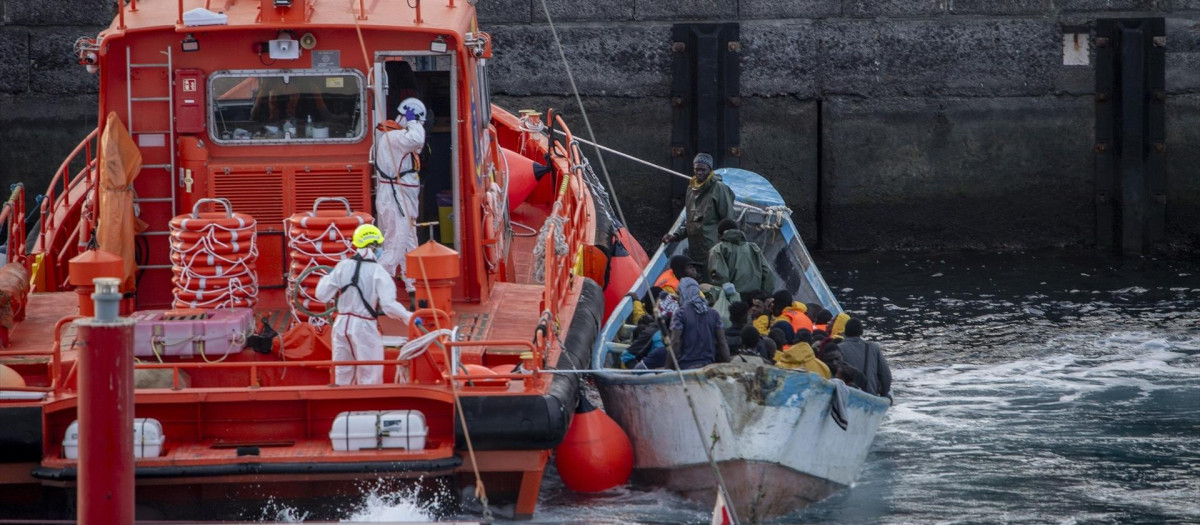 Un cayuco a su llegada al puerto de La Restinga el pasado diciembre