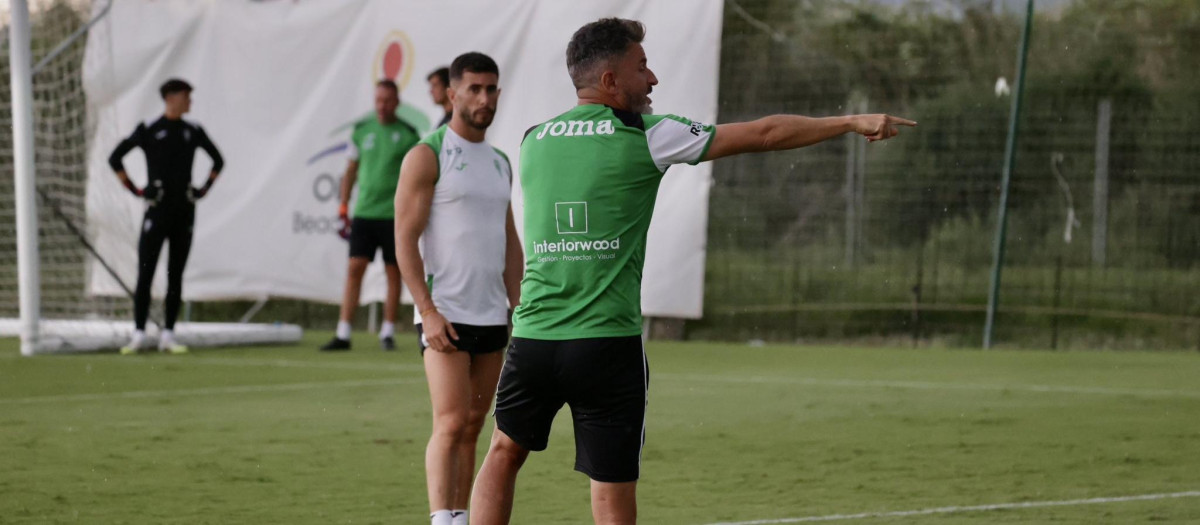 Iván Ania corrige un ejercicio durante la pretemporada en Oliva