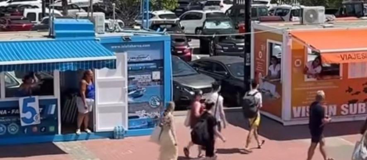 Captura del vídeo viral sobre dos compañías que batallan en Santa Pola para conseguir turistas