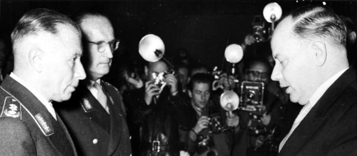 Los generales Adolf Heusinger y Hans Speidel prestan juramento en la fundación de la Bundeswehr el 12 de noviembre de 1955.