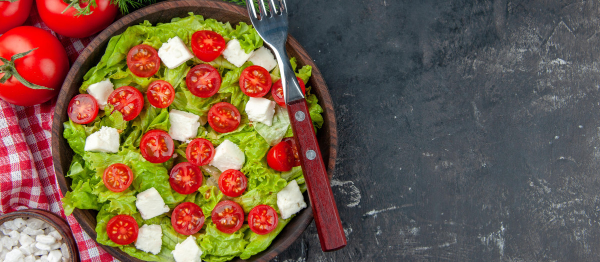 superior sabrosa ensalada de verduras con tomates con queso en rodajas y condimentos