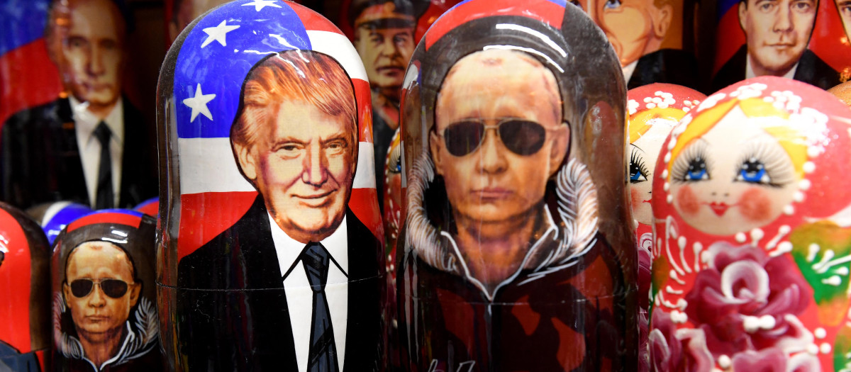 Imágenes del presidente Donald Trump y Vladimir Putin en artesanía rusa