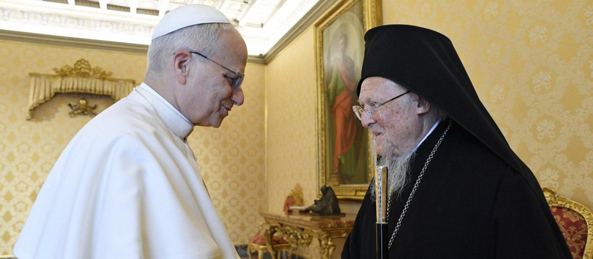 El Papa León XIV se reúne con el Patriarca Ecuménico Ortodoxo Bartolomé I de Constantinopla en el Vaticano el 30 de mayo de 2025.