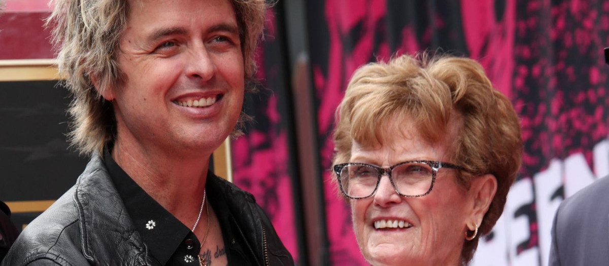 El cantante Billie Joe Armstrong y su madre, Ollie Jackson