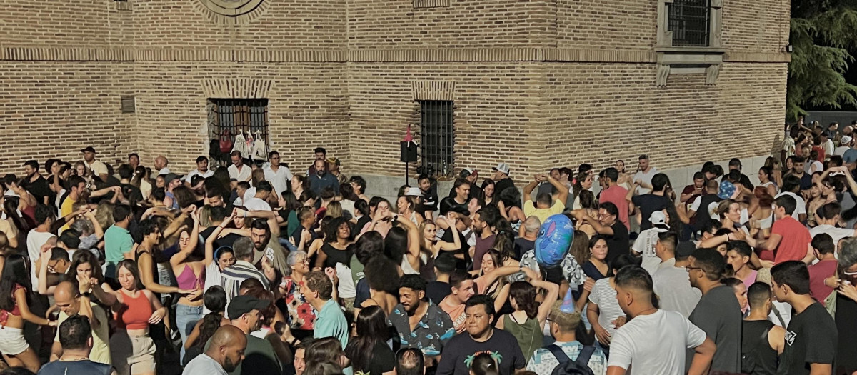 Personas bailando en la Ermita de la Virgen del Puerto, en Madrid.